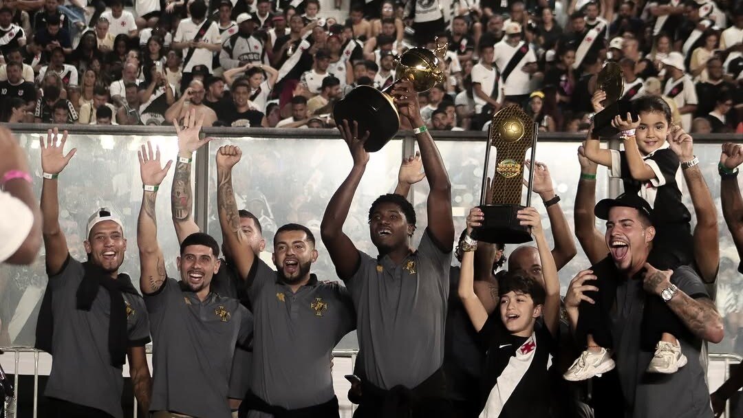 Jogadores do Vasco da Gama comemoram o quinto título da Libertadores de Beach Soccer em São Januário.