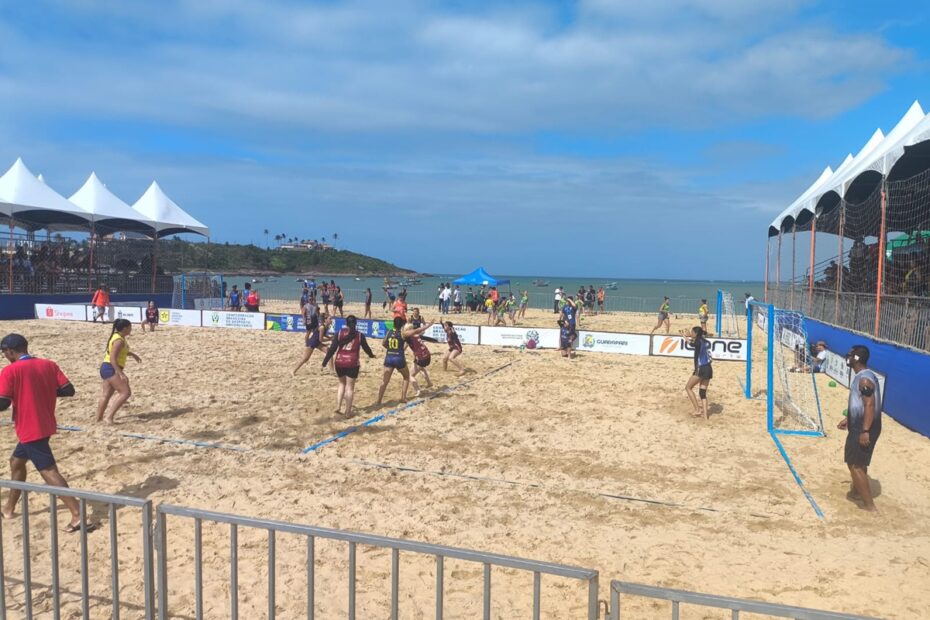 JUBs Guarapari 2026 — atletas universitários em competição de vôlei de praia na Etapa Praia em Meaípe