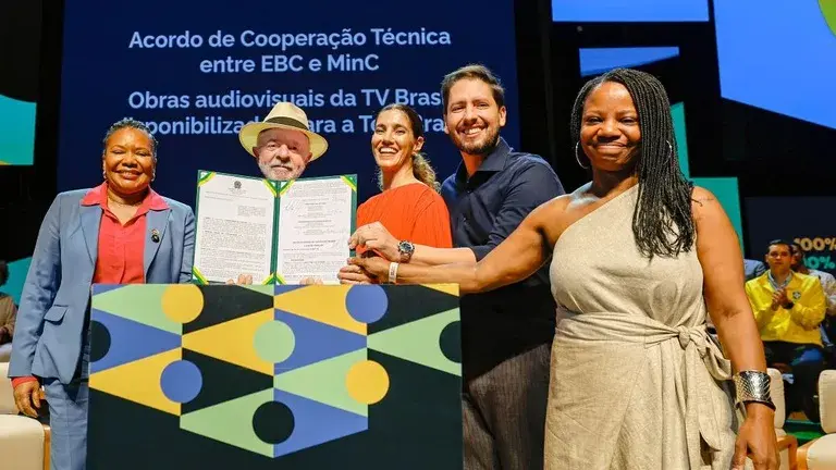 Lula lança a Plataforma Tela Brasil, com R$ 9 milhões e 500 obras audiovisuais para democratizar o acesso cultural.