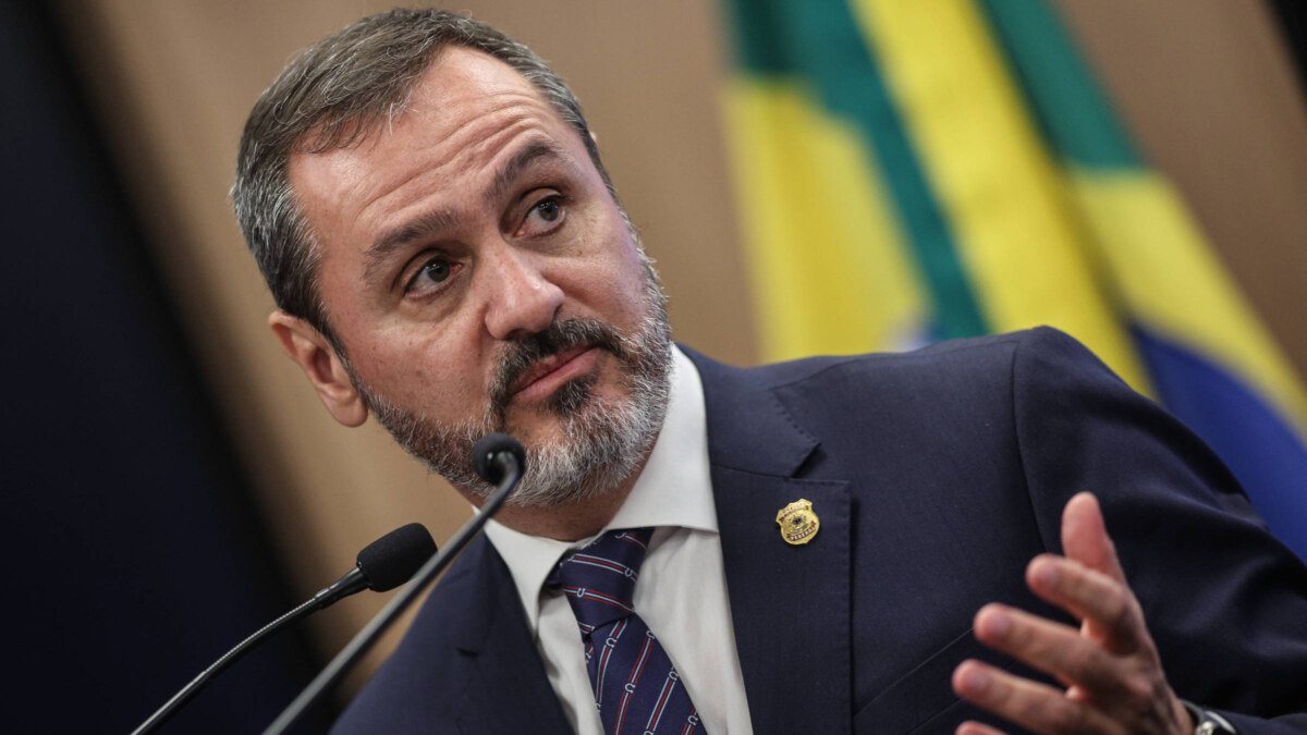 "Ofício da Polícia Federal sobre mudanças na investigação de fraudes do INSS, destacando decisão burocrática e continuidade."