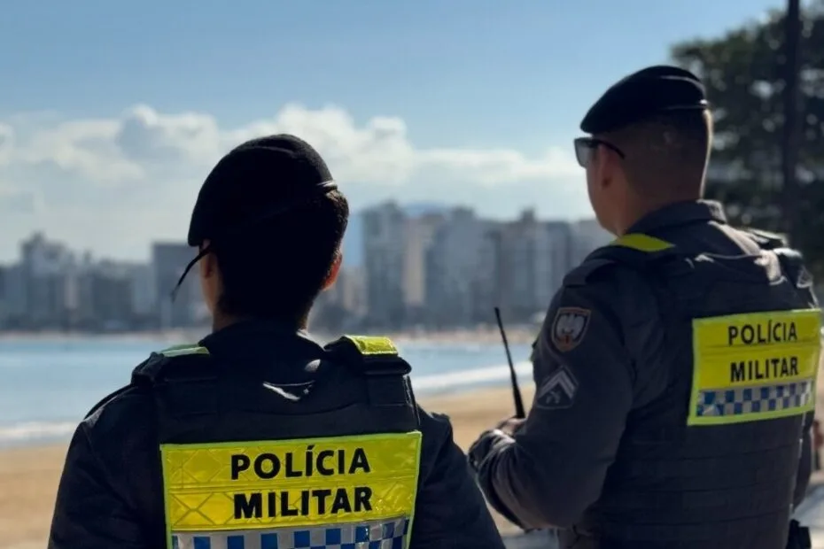Praia de Guarapari lotada de turistas desfrutando o verão, com festivais e atrações culturais em destaque.