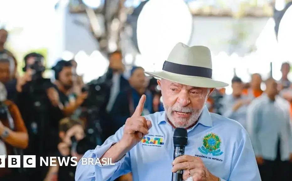 "Presidente Lula critica EUA por classificar Comando Vermelho e PCC como terroristas, defendendo a soberania do Brasil."