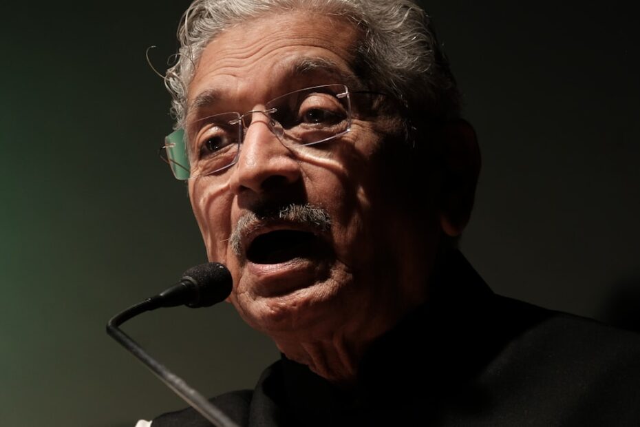 Romeu Zema durante discurso político sobre programas sociais e benefícios governamentais
