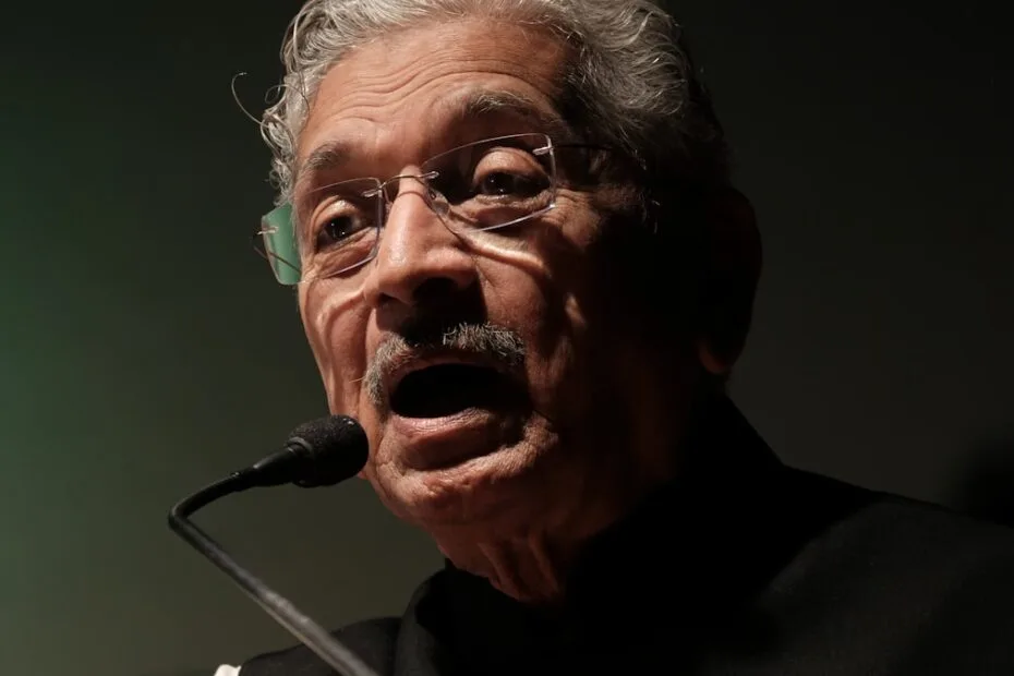 Romeu Zema durante discurso político sobre programas sociais e benefícios governamentais