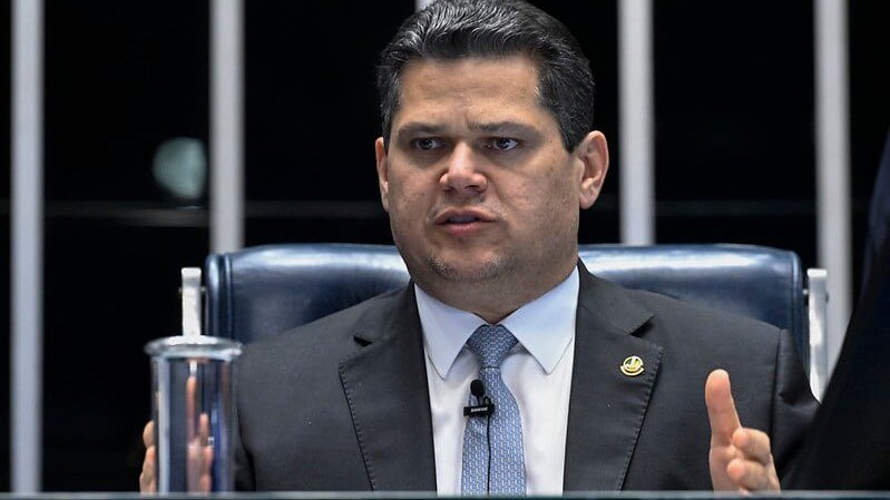 "Senador Davi Alcolumbre discute proposta que altera jornada de trabalho e novas regras de contratação no Senado."