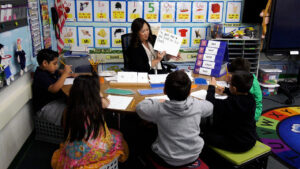 Leia mais sobre o artigo Fresno Unified School District promove aumento de 84% na alfabetização com superintendente em sala