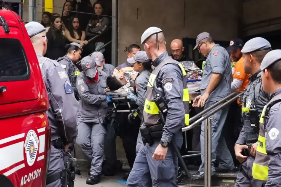Tiroteio na estação São Bento do metrô em São Paulo deixa seis feridos, incluindo uma criança, durante assalto a policial.