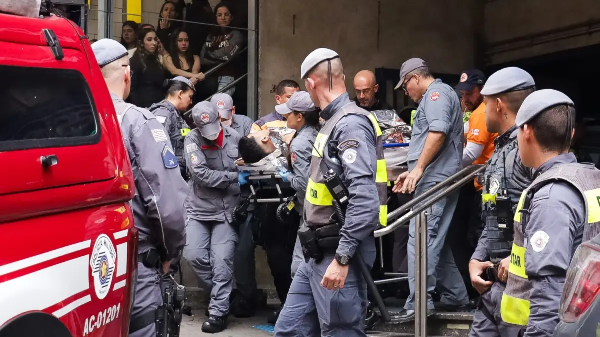 Tiroteio na estação São Bento do metrô em São Paulo deixa seis feridos, incluindo uma criança, durante assalto a policial.