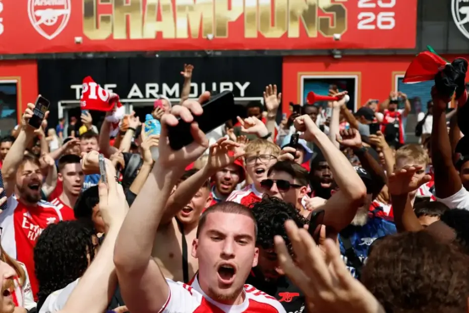 Torcedores do PSG e Arsenal se confrontam em Budapeste antes da final da Champions, gerando preocupações com a violência.