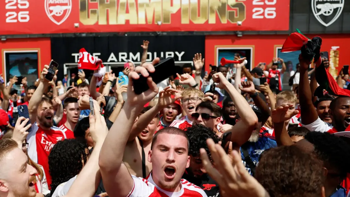 Torcedores do PSG e Arsenal se confrontam em Budapeste antes da final da Champions, gerando preocupações com a violência.