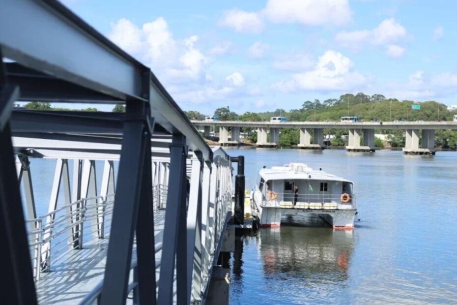 Embarcação do Sistema Aquaviário atracada na nova Estação Élcio Álvares ao lado da Rodoviária de Vitória