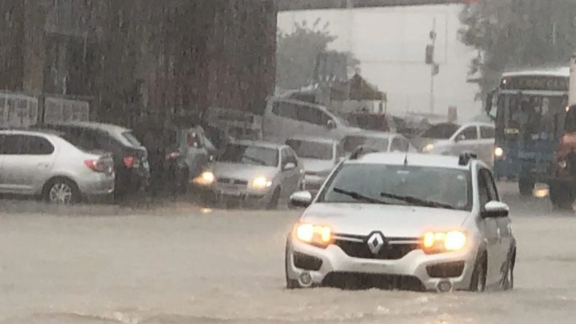 Alerta do Inmet para tempestades no Espírito Santo com previsão de chuvas intensas e risco de granizo.