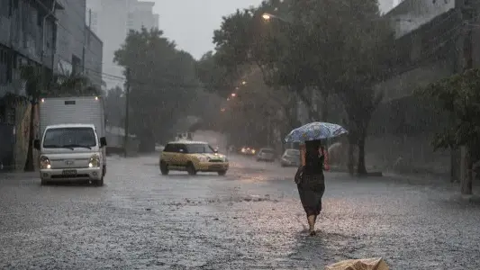 Alerta laranja do Inmet para tempestades com ventos de até 100 km/h em áreas de quatro estados brasileiros.