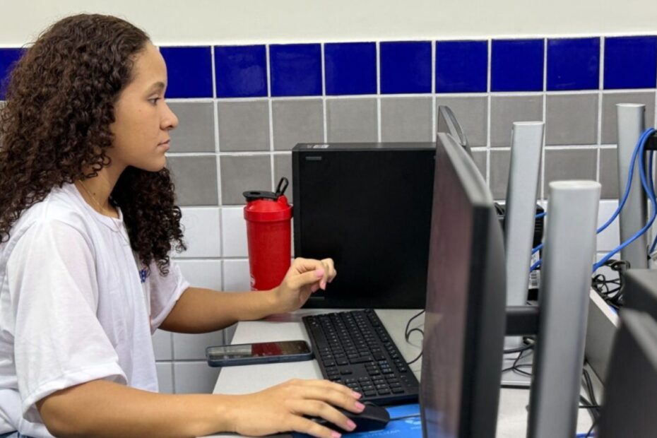 Alunos do Senai participam de aula prática em laboratório de cursos técnicos gratuitos.