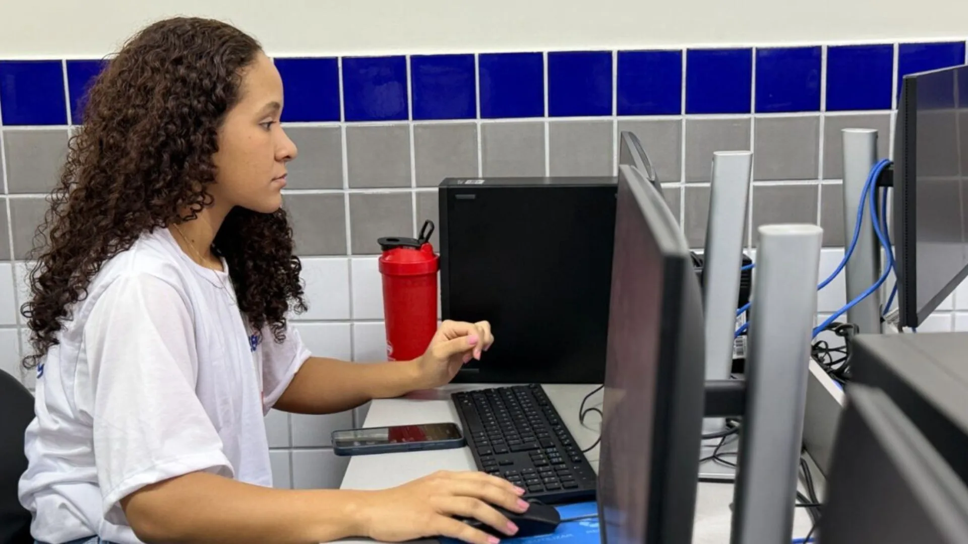 Alunos do Senai participam de aula prática em laboratório de cursos técnicos gratuitos.