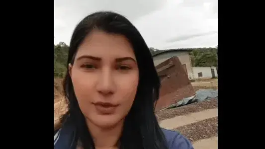 Alzira Maria Theodoro Luiz, influenciadora digital de 43 anos, retratada em sua casa na zona rural de Mutum.