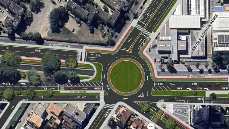 Avenida João Mendes em Vila Velha com sinalização e máquinas realizando intervenções viárias para melhorias na mobilidade.