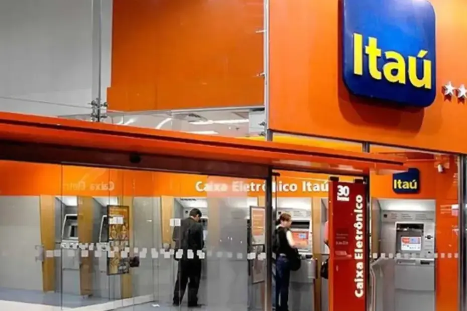 Banco Itaú com logo em destaque, sede em Brasília, após multa de R$ 420 mil do Procon-DF por práticas abusivas.