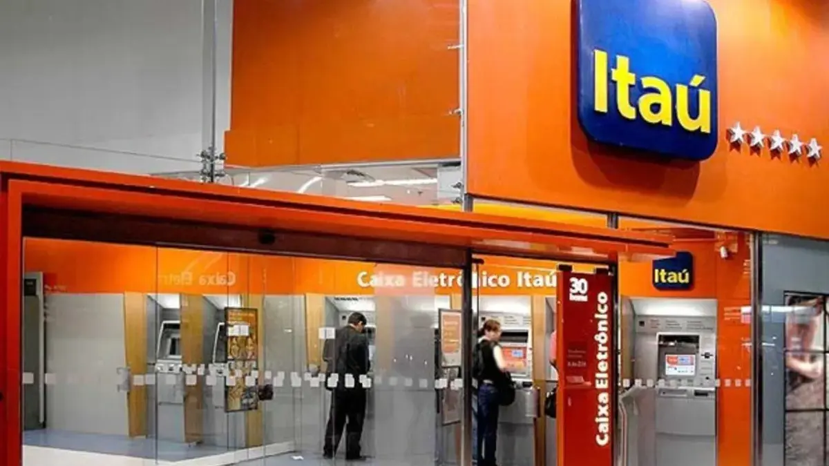 Banco Itaú com logo em destaque, sede em Brasília, após multa de R$ 420 mil do Procon-DF por práticas abusivas.