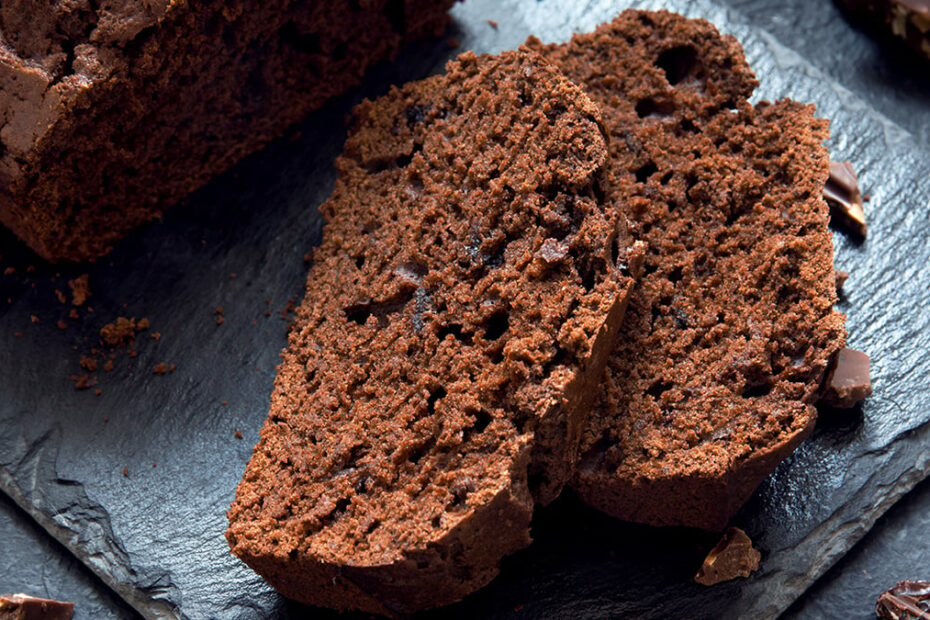 Bolo de chocolate proteico preparado no liquidificador com ingredientes saudáveis e prontos para o café da manhã.