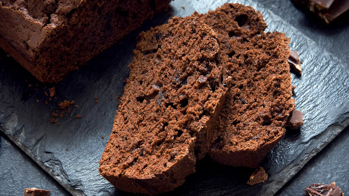 Bolo de chocolate proteico preparado no liquidificador com ingredientes saudáveis e prontos para o café da manhã.