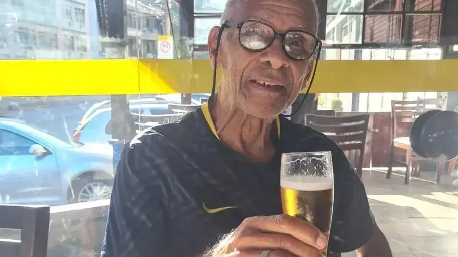 Brito, ex-zagueiro tricampeão mundial pela Seleção Brasileira, em foto de arquivo com um sorriso no rosto.