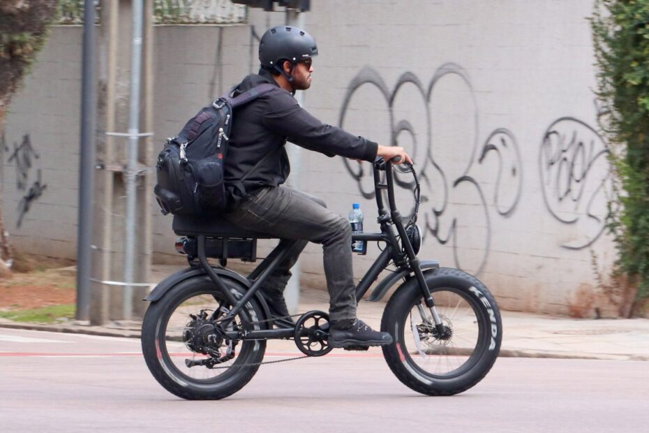 Câmara Municipal da Serra durante sessão sobre regulamentação de bicicletas elétricas e limite de idade para condutores.