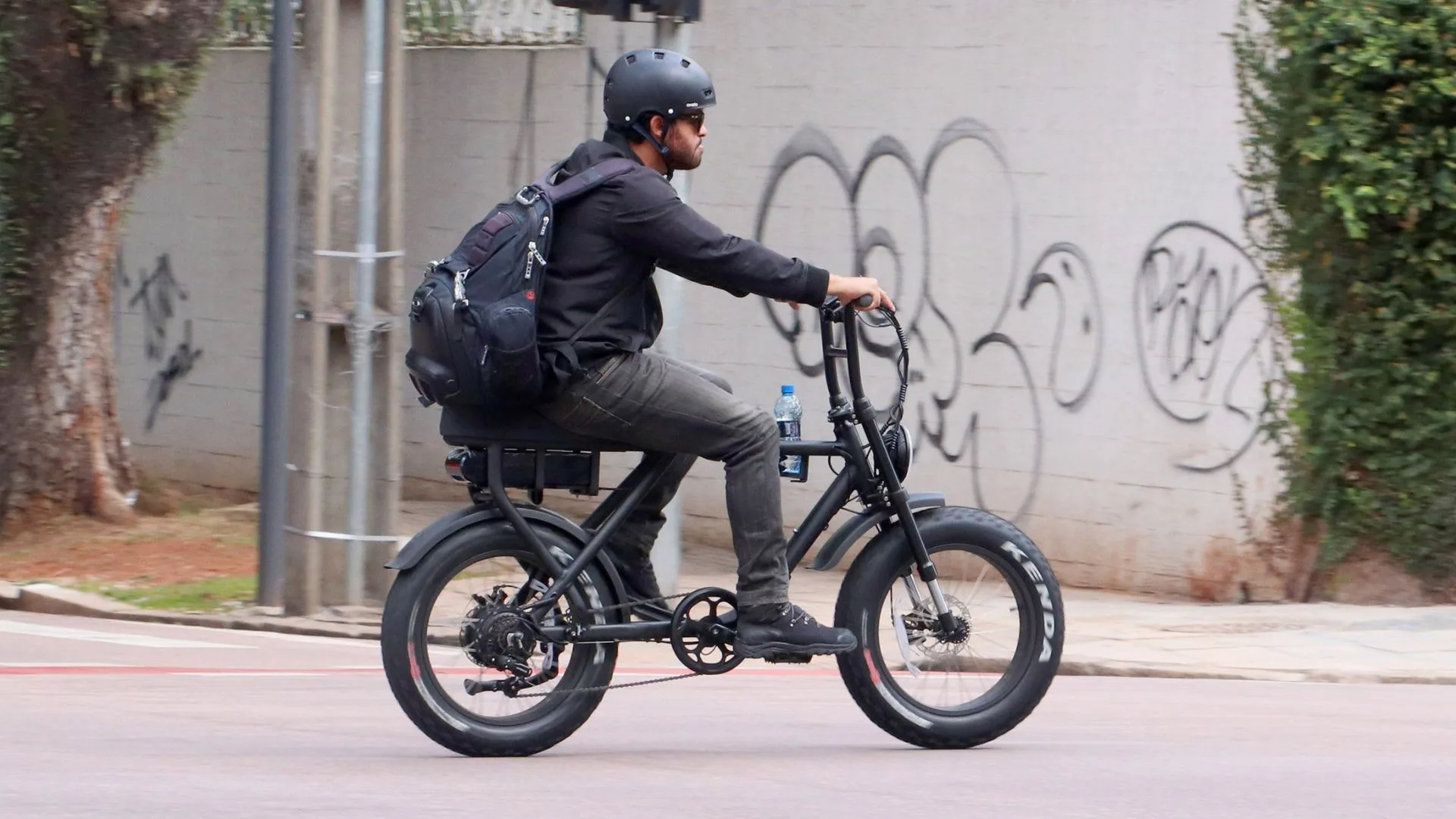 Câmara Municipal da Serra durante sessão sobre regulamentação de bicicletas elétricas e limite de idade para condutores.