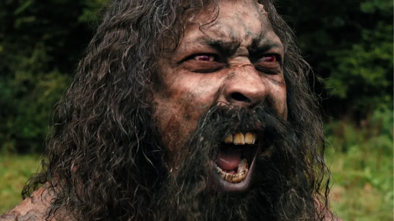 Cena do filme 'Extermínio: O Templo dos Ossos' com personagens em ambiente sombrio e elementos de terror.