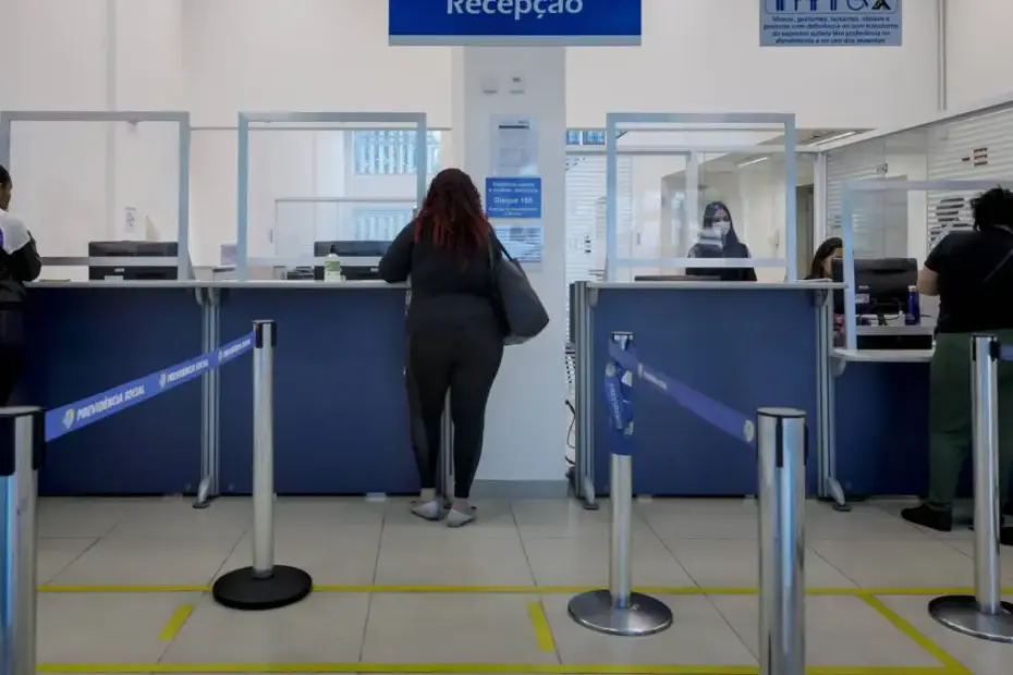 Chapéu de proteção utilizado por trabalhadores expostos a agentes nocivos, representando mudanças nas regras de.