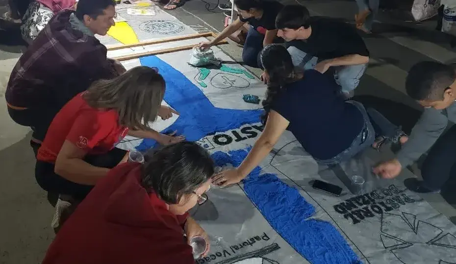 Civis de Aracruz trabalham na confecção de tapetes coloridos para a celebração de Corpus Christi.