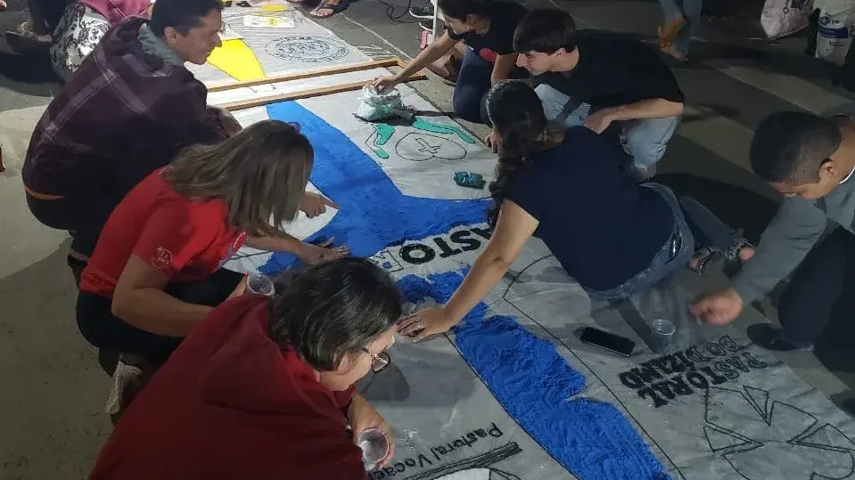 Civis de Aracruz trabalham na confecção de tapetes coloridos para a celebração de Corpus Christi.