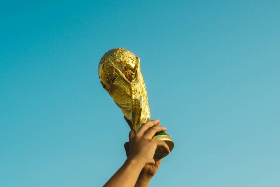 Copa do Mundo de 2026 com torcedores vibrando em estádio durante cerimônia de abertura.