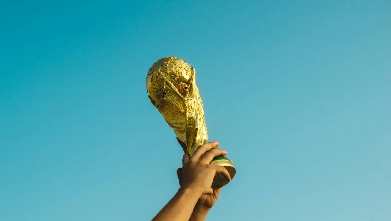 Copa do Mundo de 2026 com torcedores vibrando em estádio durante cerimônia de abertura.