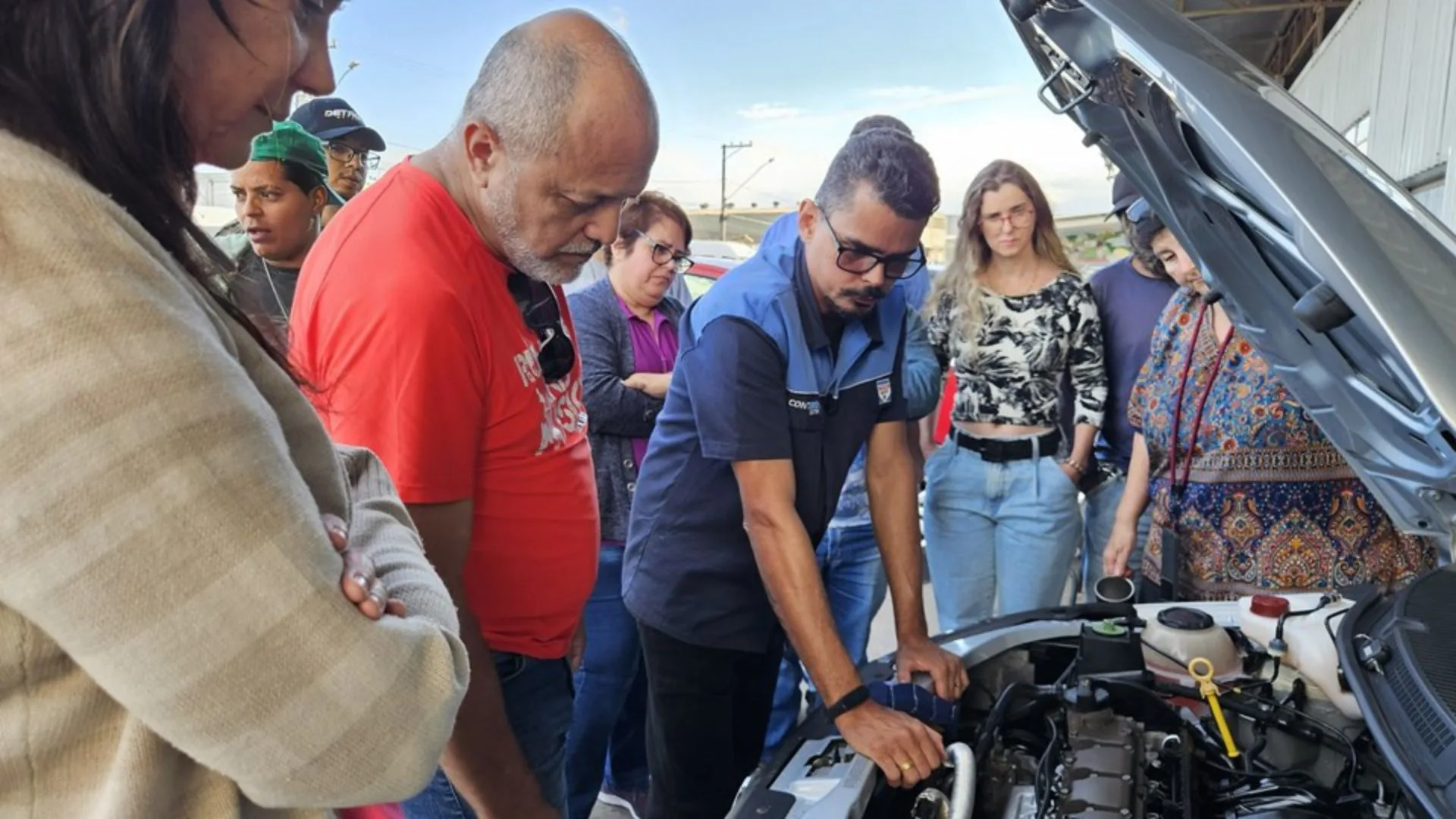 Cursos gratuitos de mecânica básica de carro e moto oferecidos pelo Detran com 120 vagas disponíveis para condutores da.