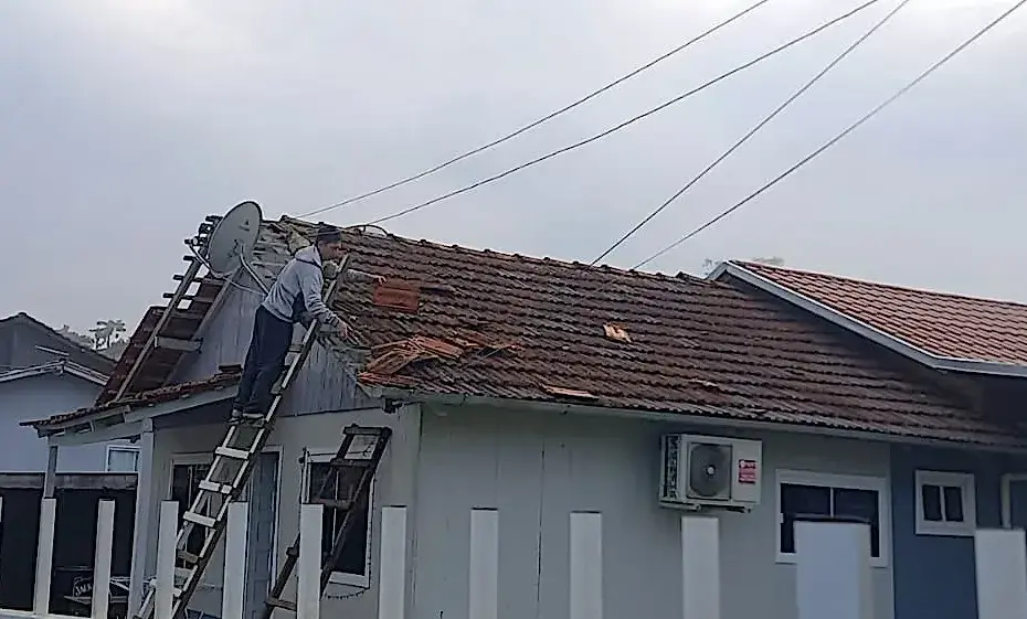 Defesa Civil distribui lonas para famílias afetadas pela forte chuva no bairro Barragem em Rio do Sul.