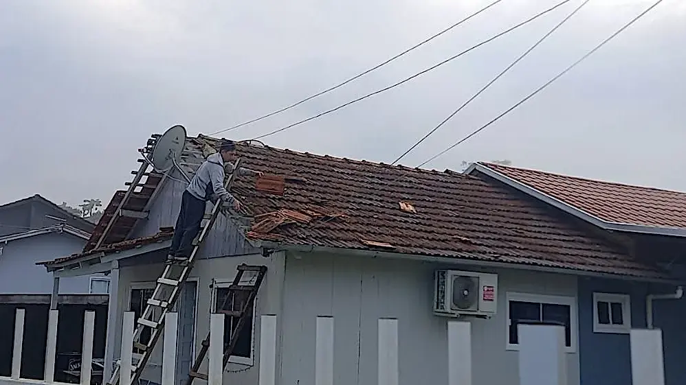 Defesa Civil distribui lonas para famílias afetadas pela forte chuva no bairro Barragem em Rio do Sul.