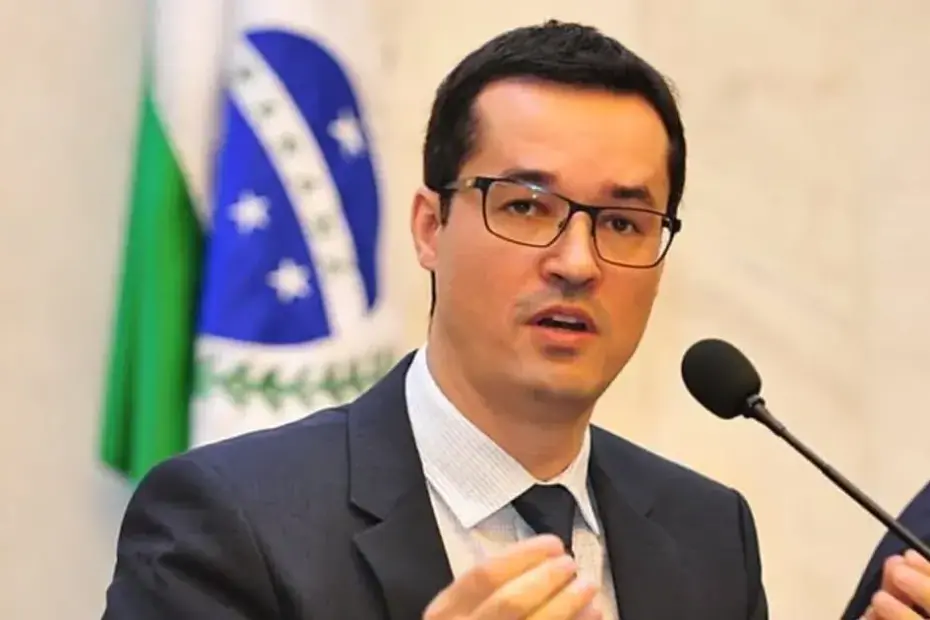 Deltan Dallagnol em coletiva de imprensa após anulação de decisão do STF sobre sua inelegibilidade.