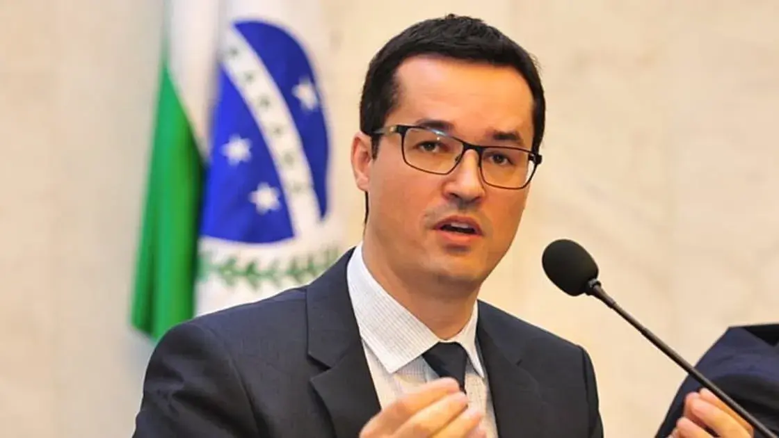 Deltan Dallagnol em coletiva de imprensa após anulação de decisão do STF sobre sua inelegibilidade.