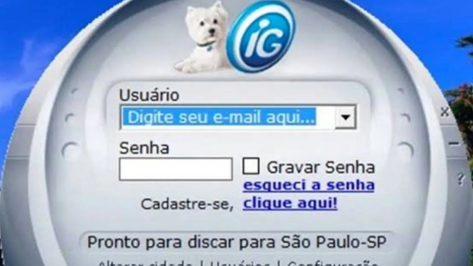 Discador de internet antigo em mesa ao lado de notebook moderno, representando a evolução da conexão no Brasil.