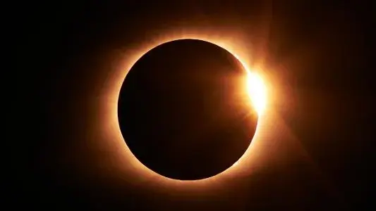 Eclipse solar total em Luxor, Egito, com escuridão completa durando 6 minutos e 22 segundos.