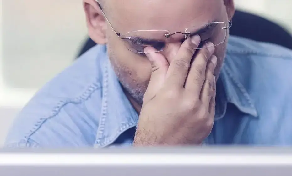 Estudo revela que 72% dos brasileiros trabalham em modo de sobrevivência, impactando a saúde mental da população.