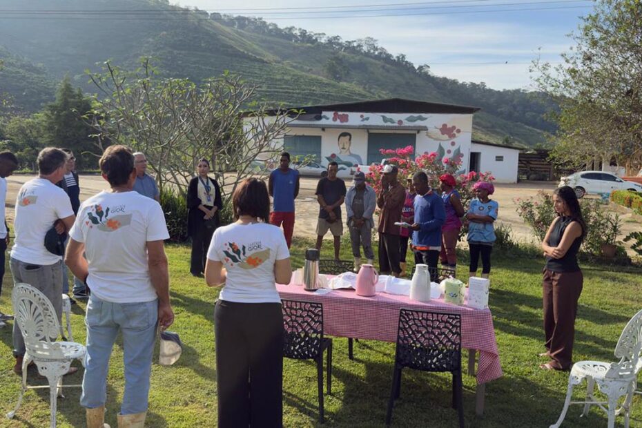 Fazenda Giori em Pacotuba durante a colheita do café robusta com produtores e convidados presentes.