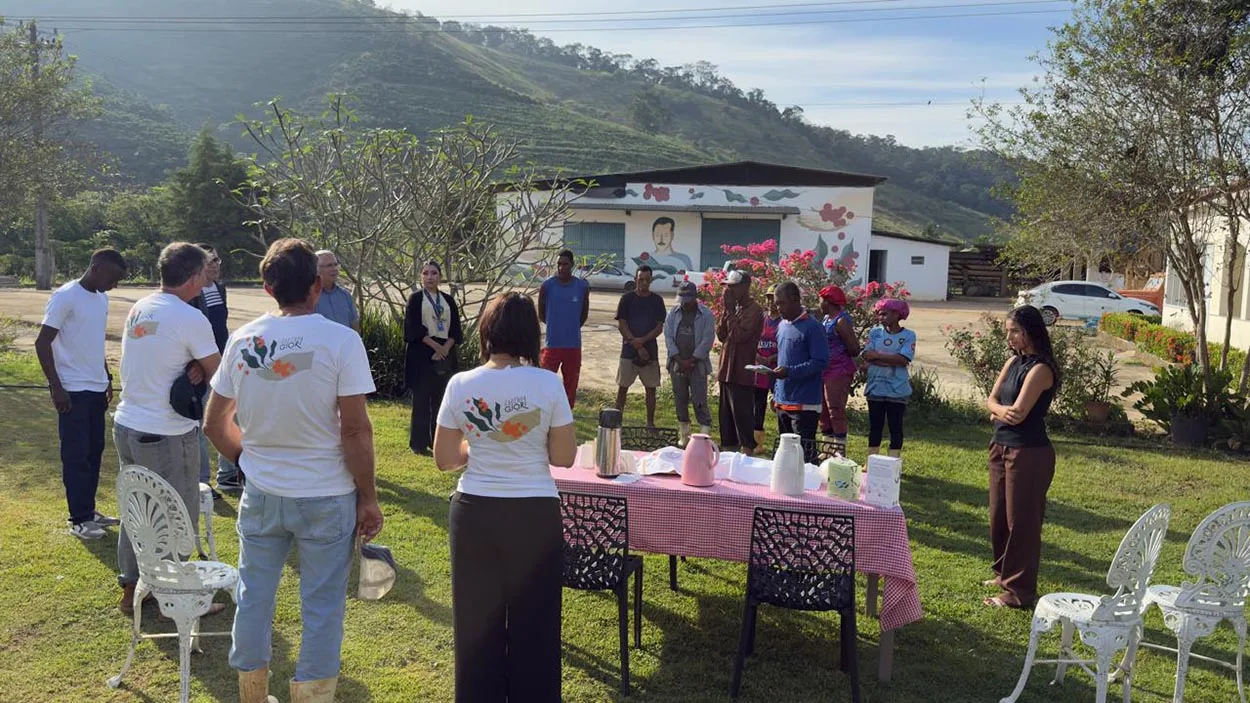 Fazenda Giori em Pacotuba durante a colheita do café robusta com produtores e convidados presentes.