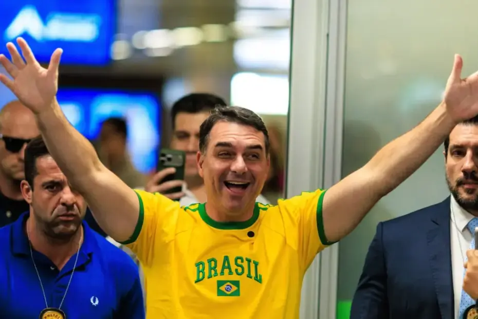 Flávio Bolsonaro durante evento de campanha presidencial, cercado por apoiadores e com expressão preocupada.
