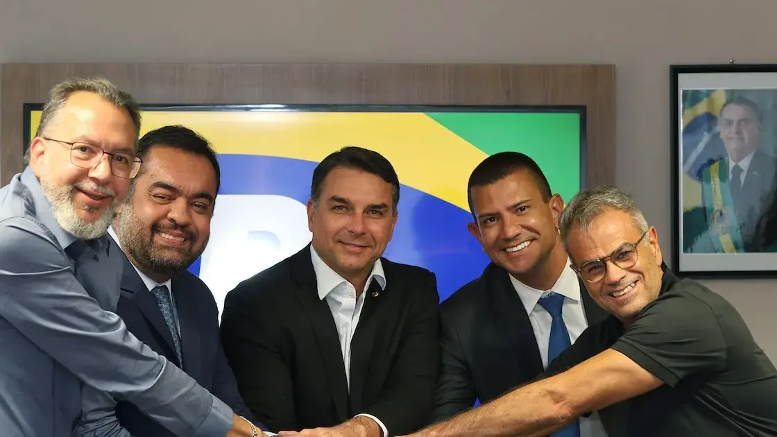 Flávio Bolsonaro em evento político, demonstrando preocupação com queda de 10 pontos nas intenções de voto no Sudeste.