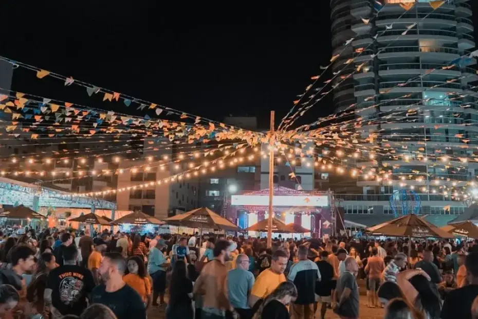 Guarapari recebe o Vem Forrozear com decoração junina, shows ao vivo e barracas de comidas típicas na Orla do Canal.