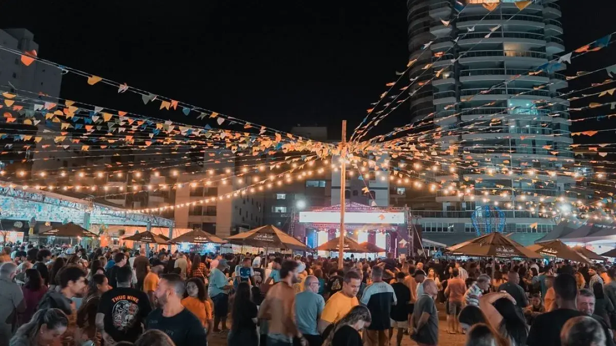 Guarapari recebe o Vem Forrozear com decoração junina, shows ao vivo e barracas de comidas típicas na Orla do Canal.