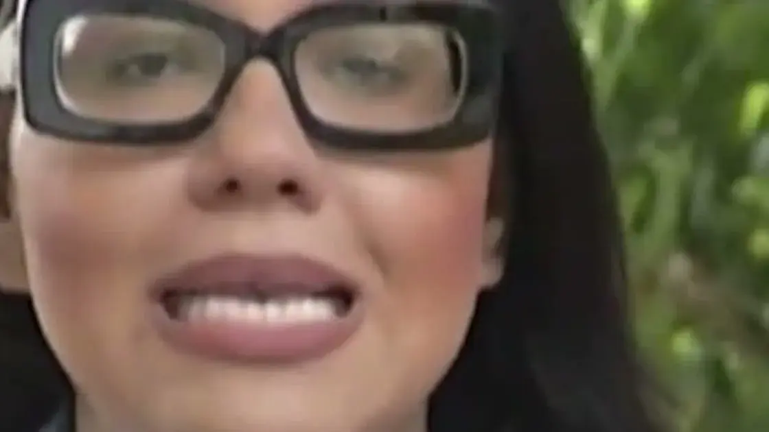 Influenciadora Rainha do Campo em sua varanda residencial antes do assassinato que chocou a comunidade local.