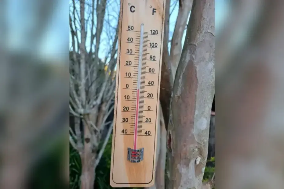 Jarinu com termômetro marcando 5,2°C em dia frio, destacando a onda de frio no interior de São Paulo.